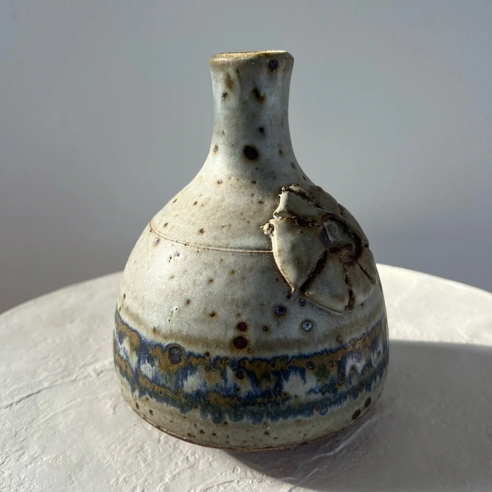 STUNNING MID-CENTURY HANDMADE SIGNED STUDIO POTTERY GREY‎ W/ SPECKLED BROWN